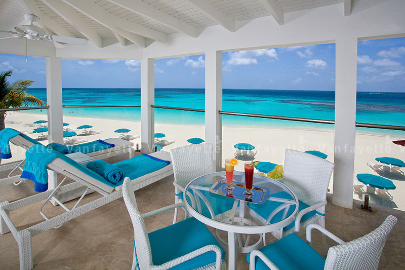 Design in Motion – Blue and White Harmony by the Sea Blue and white outdoor furniture on a beach in Angola, harmonizing with the sea and sand in a modern, elegant design