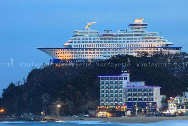 A luxurious cruise-shaped hotel in Korea furnished with CG Outdoor’s balcony sets, beach loungers, and umbrellas — a seamless designer collaboration